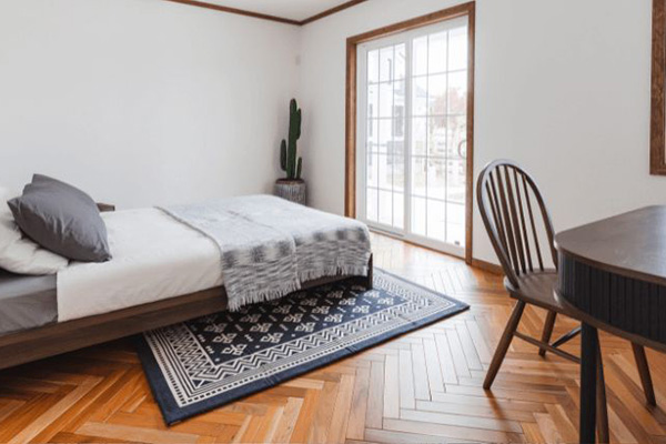 クラシックな意匠とガレージが融合した佇まい