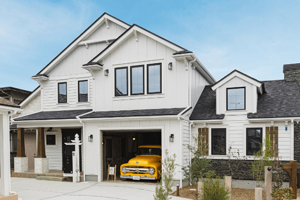 クラシックな意匠とガレージが融合した佇まい
