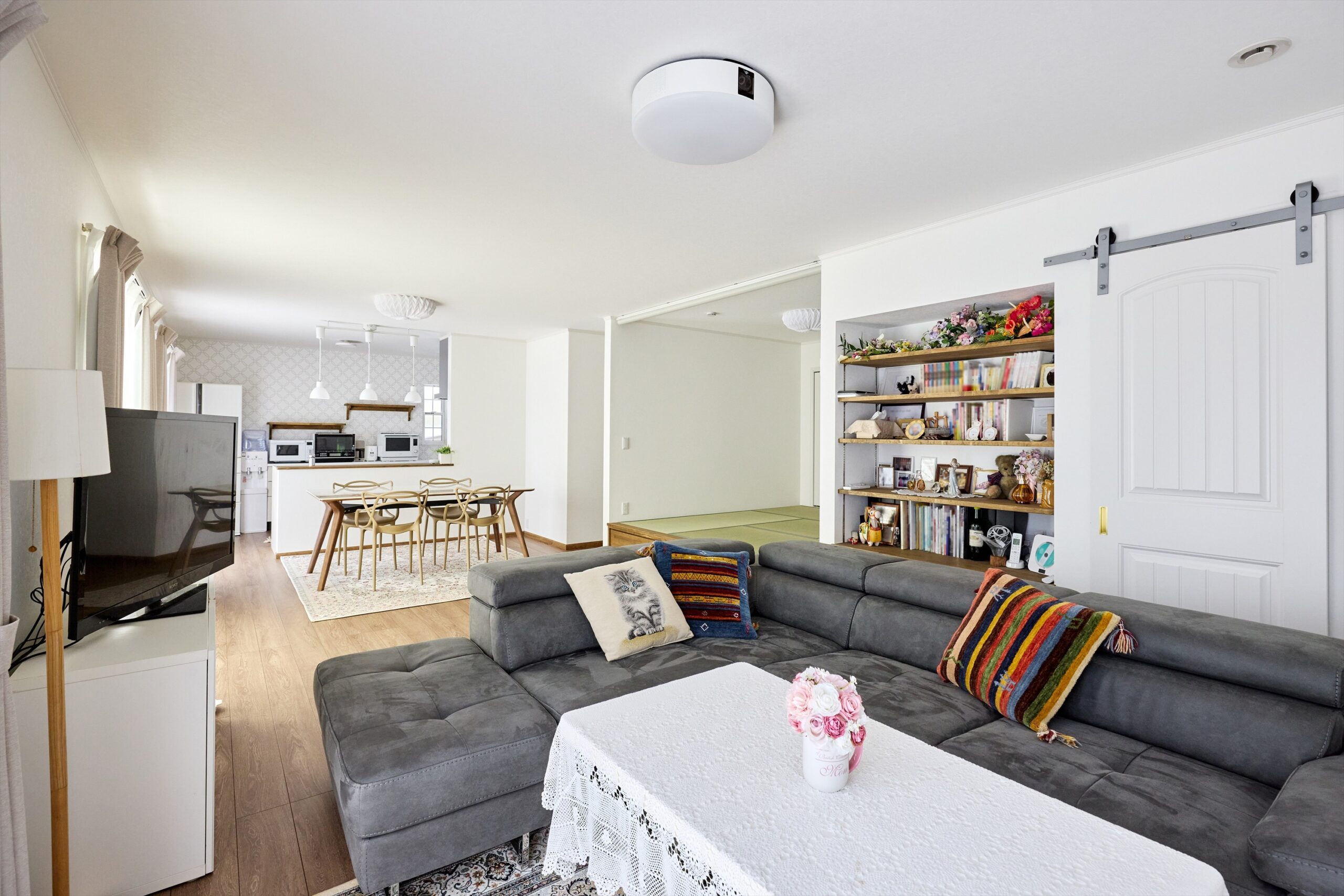 畳の小上がり付きでくつろげる1階リビング