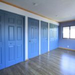 青い扉とアクセントクロスの子供部屋