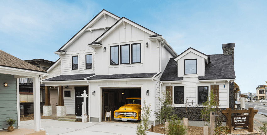 クラシックな意匠とガレージが融合した佇まい