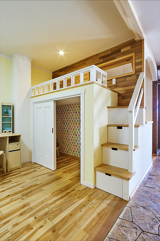 食器棚やタイルはハンドメイド。収納や棚などアレンジが楽しめるオリジナルキッチン