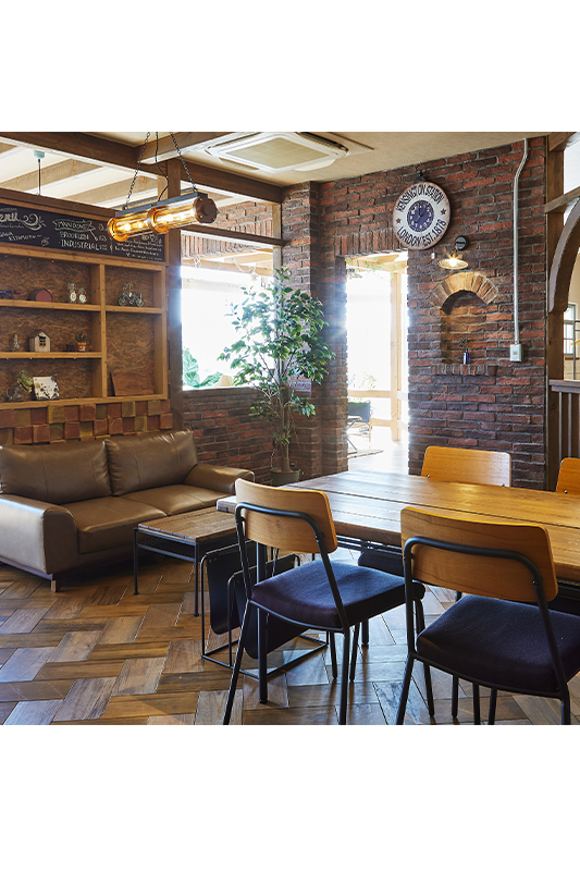 開放感抜群!広々としたカバードポーチ付きのアメリカンの外観。