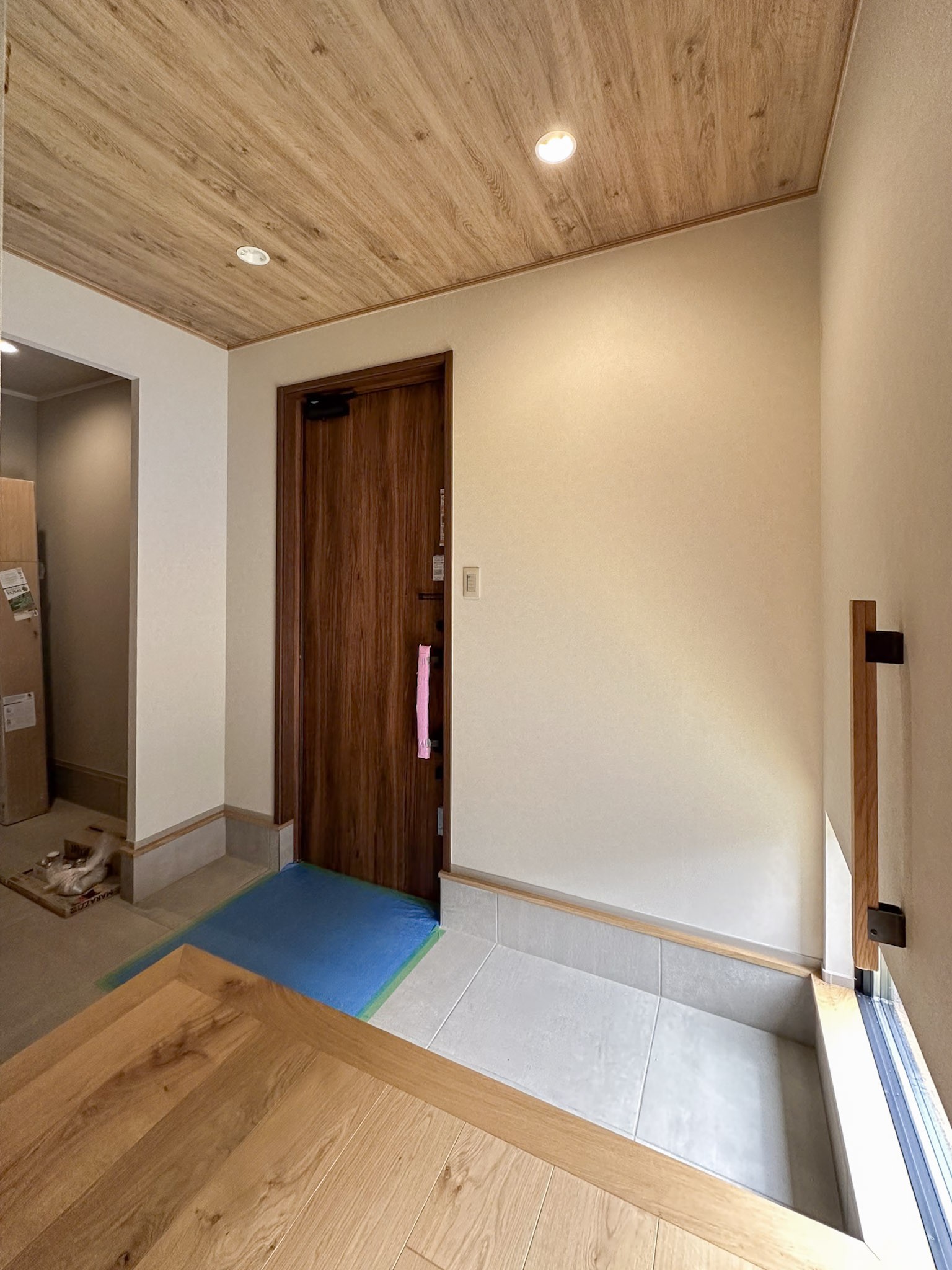 木目の天井と木製ドアが印象的な玄関