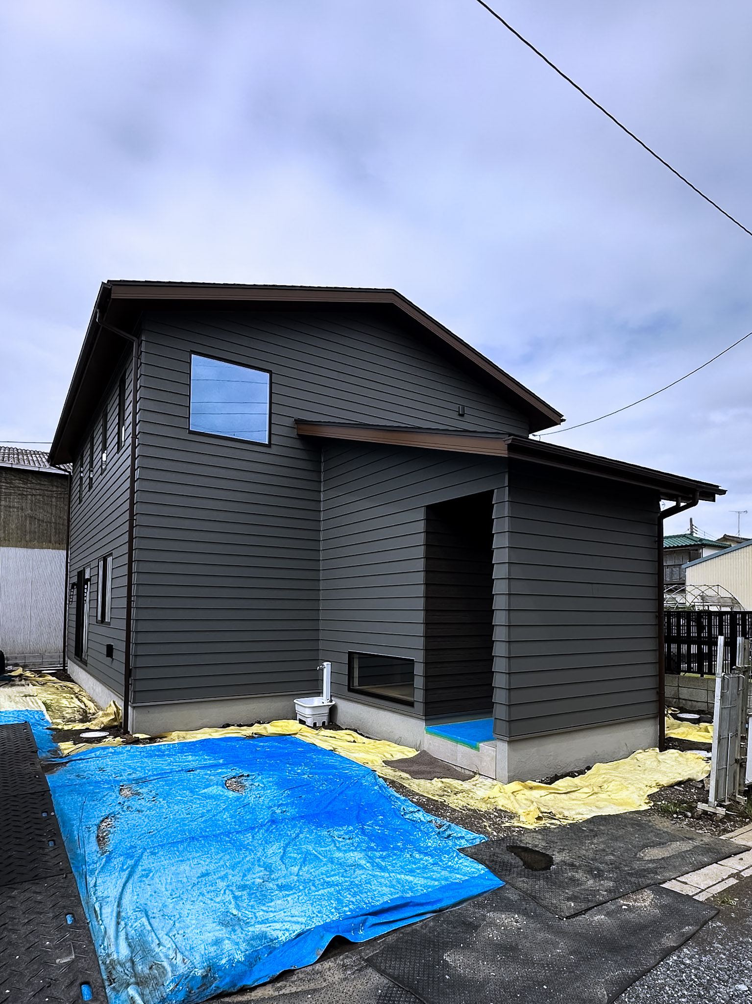 ダークカラーの外観
