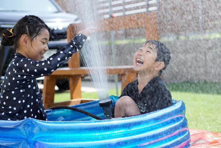 おうちの庭で水遊び